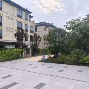 呼伦贝尔 芝麻白与芝麻白搭配铺装，尺寸1200*600