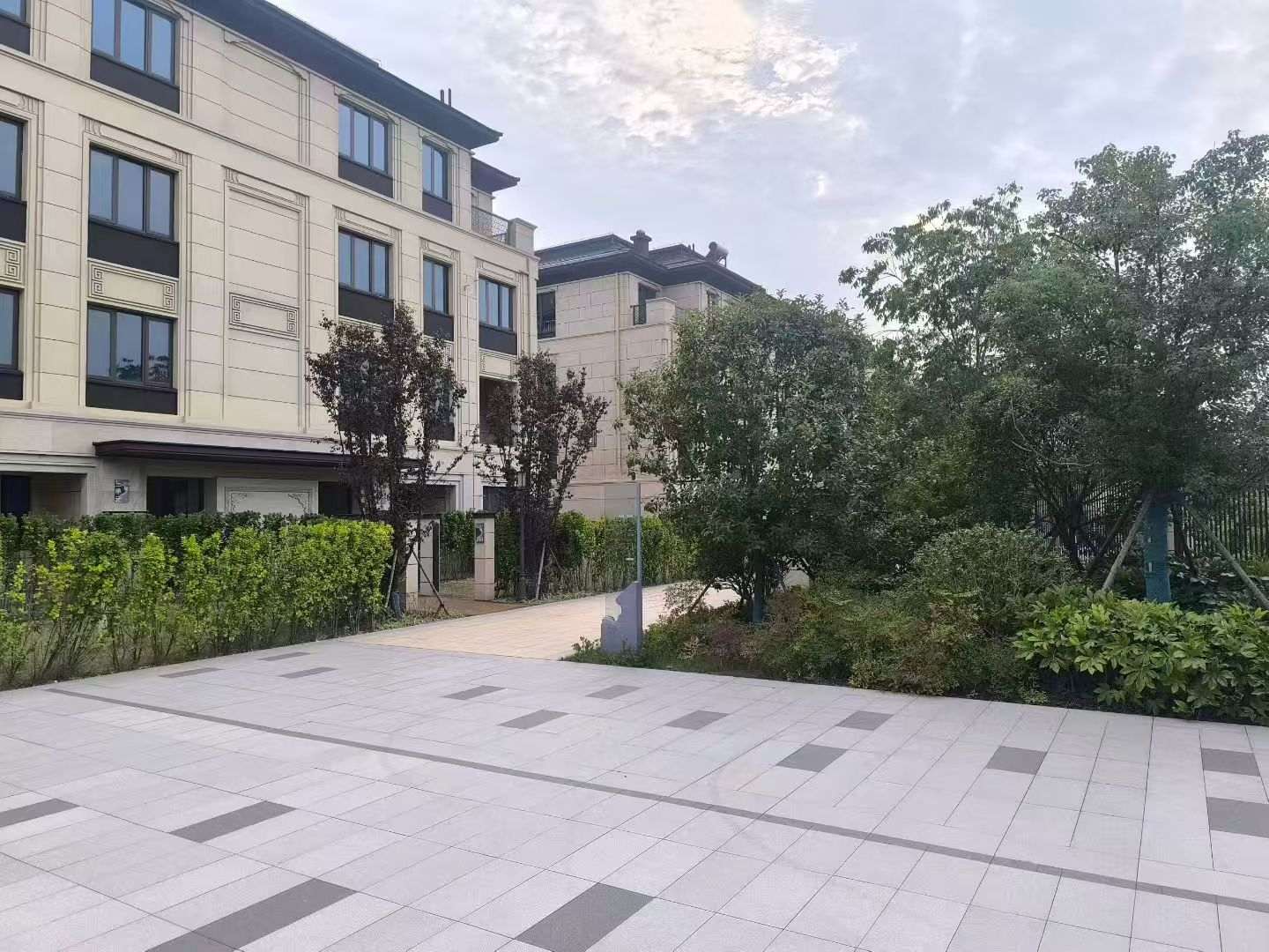 呼伦贝尔 芝麻白与芝麻白搭配铺装，尺寸1200*600