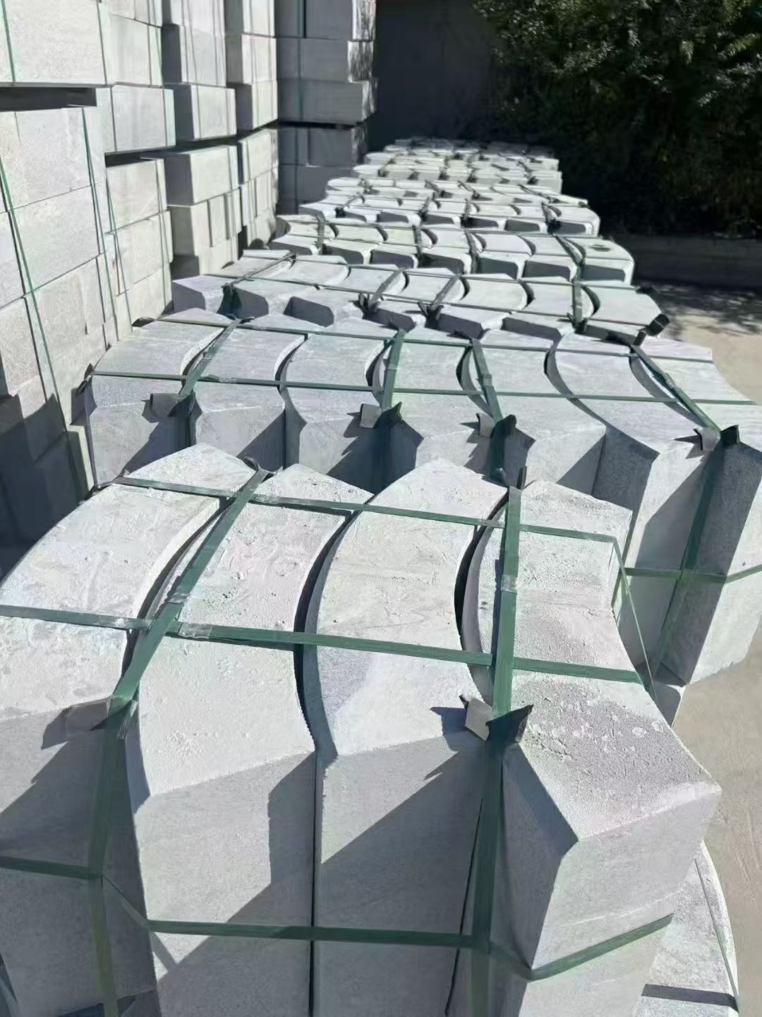 呼伦贝尔 芝麻灰弧形路沿石