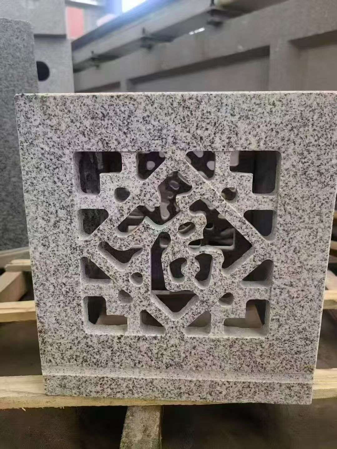 呼伦贝尔 芝麻白花岗岩镂空雕花灯笼